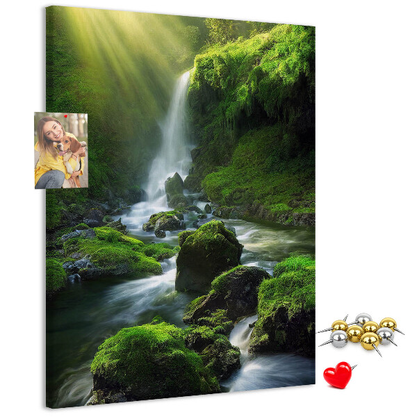 Prikbord van kurk met afbeelding van een groene vallei met waterval en beekje