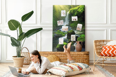 Prikbord van kurk met afbeelding van een groene vallei met waterval en beekje