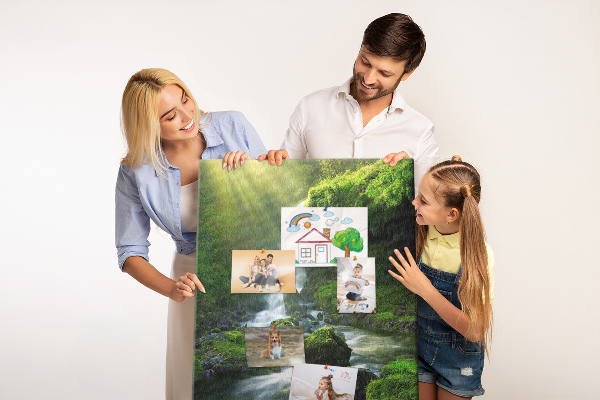 Prikbord van kurk met afbeelding van een groene vallei met waterval en beekje
