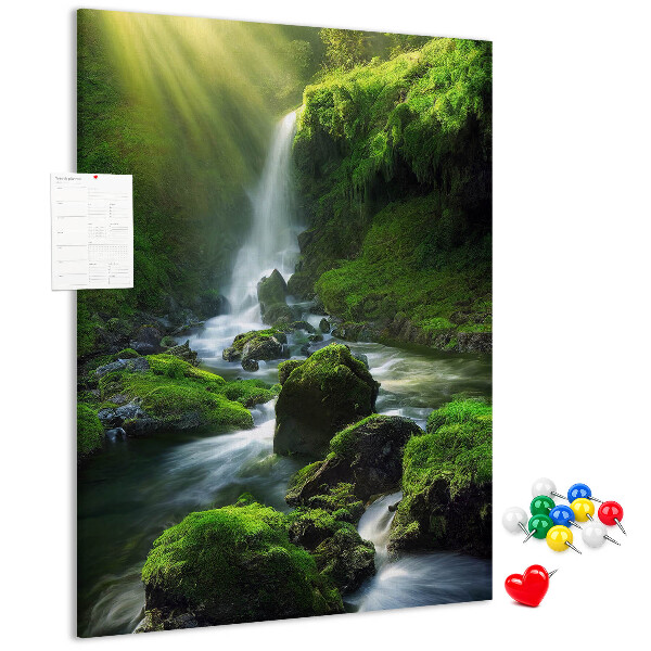 Prikbord van kurk met afbeelding van een groene vallei met waterval en beekje