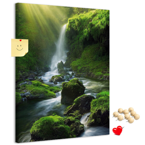 Prikbord van kurk met afbeelding van een groene vallei met waterval en beekje