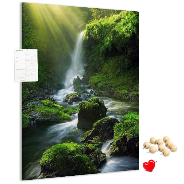 Prikbord van kurk met afbeelding van een groene vallei met waterval en beekje