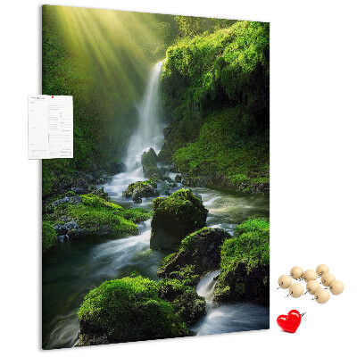 Prikbord van kurk met afbeelding van een groene vallei met waterval en beekje