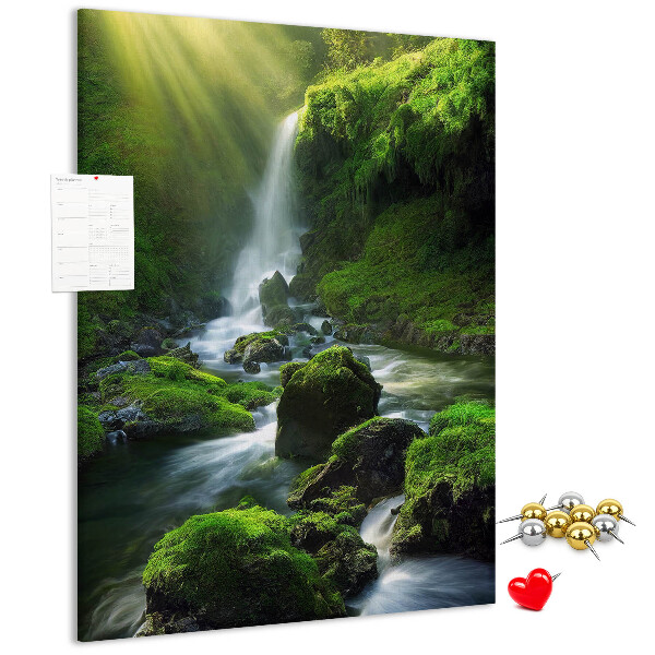 Prikbord van kurk met afbeelding van een groene vallei met waterval en beekje