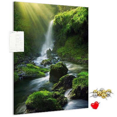 Prikbord van kurk met afbeelding van een groene vallei met waterval en beekje