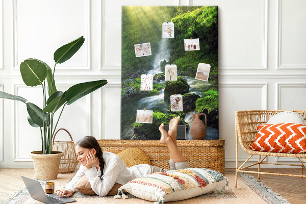 Prikbord van kurk met afbeelding van een groene vallei met waterval en beekje