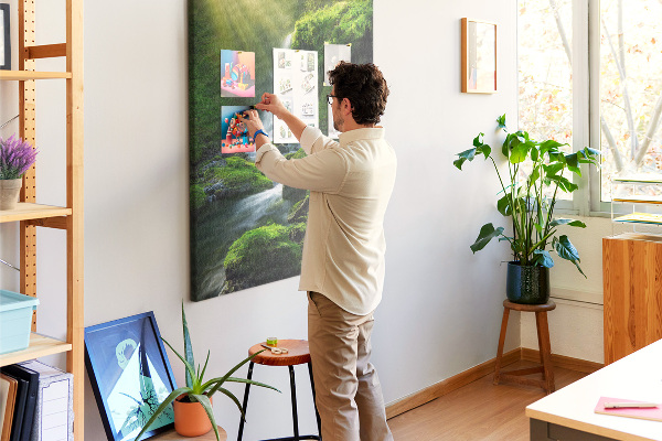 Prikbord van kurk met afbeelding van een groene vallei met waterval en beekje