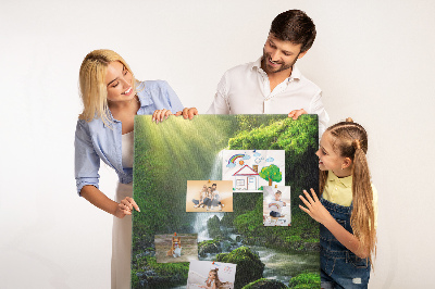 Prikbord van kurk met afbeelding van een groene vallei met waterval en beekje