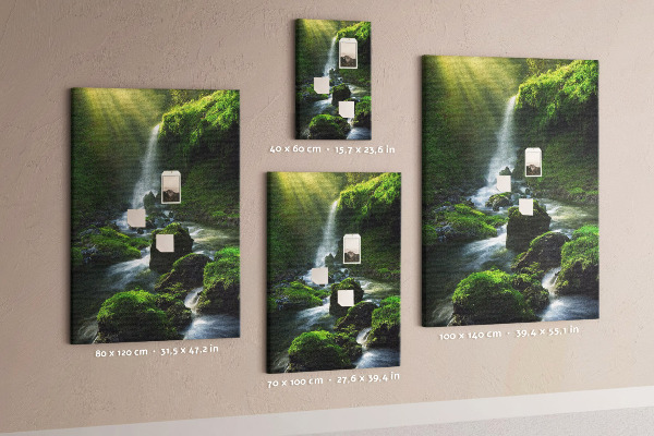 Prikbord van kurk met afbeelding van een groene vallei met waterval en beekje