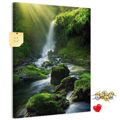 Prikbord van kurk met afbeelding van een groene vallei met waterval en beekje