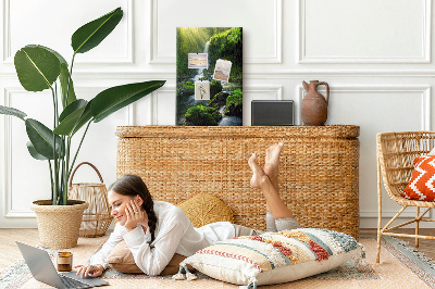 Prikbord van kurk met afbeelding van een groene vallei met waterval en beekje