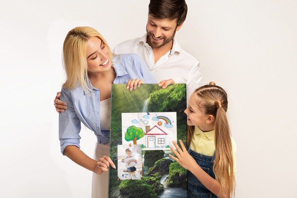 Prikbord van kurk met afbeelding van een groene vallei met waterval en beekje