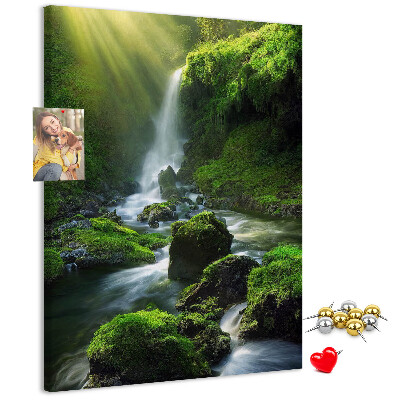 Prikbord van kurk met afbeelding van een groene vallei met waterval en beekje