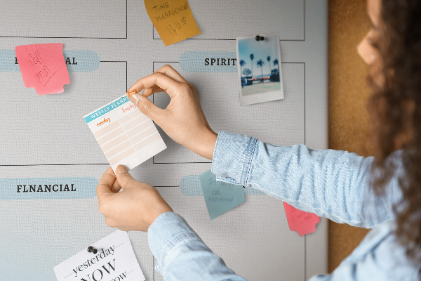 Kurken prikbord visionboard met categorieën voor persoonlijke ontwikkeling