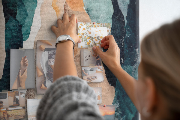 Kurken memobord met abstracte kleurgolven in zachte tinten