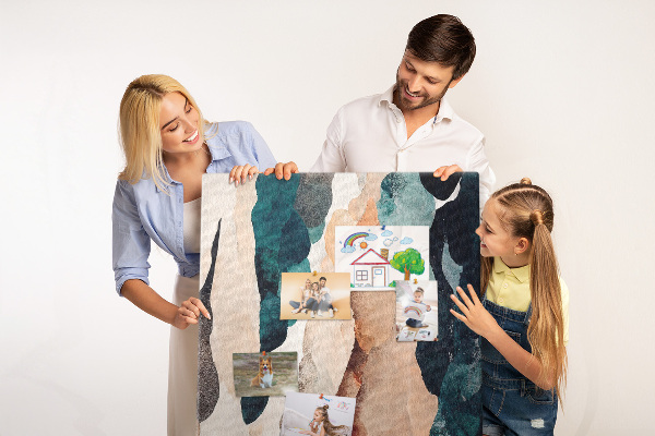 Kurken memobord met abstracte kleurgolven in zachte tinten