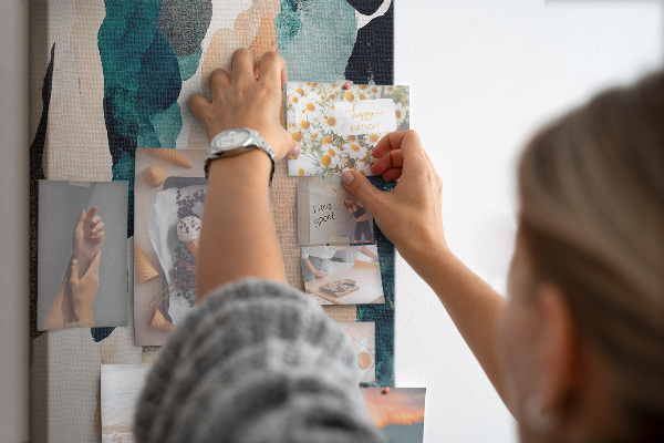 Kurken memobord met abstracte kleurgolven in zachte tinten