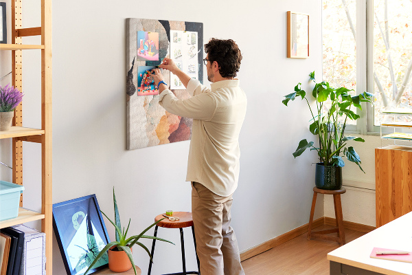 Kurk prikbord met abstracte vlekken in ingetogen kleuren