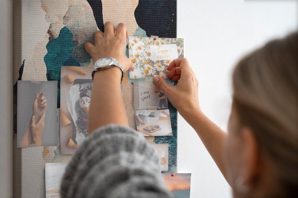 Kurk prikbord met abstracte vlekken in ingetogen kleuren