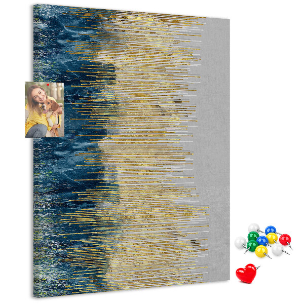 Kurken memobord met afbeelding van gouden lijnen tegen de blauwe zee