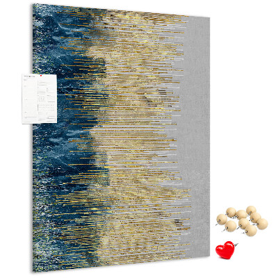 Kurken memobord met afbeelding van gouden lijnen tegen de blauwe zee