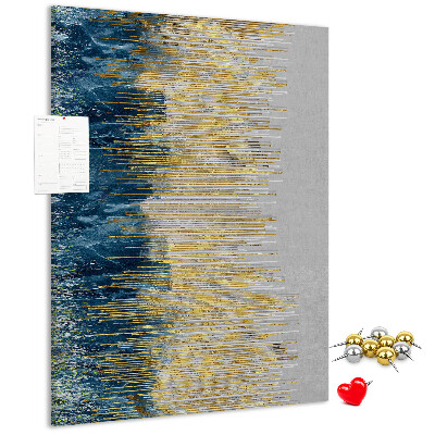 Kurken memobord met afbeelding van gouden lijnen tegen de blauwe zee
