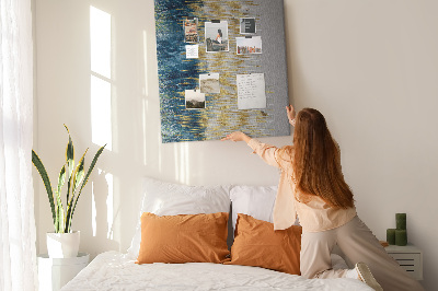 Kurken memobord met afbeelding van gouden lijnen tegen de blauwe zee