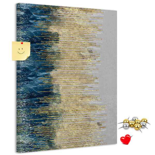Kurken memobord met afbeelding van gouden lijnen tegen de blauwe zee