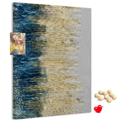 Kurken memobord met afbeelding van gouden lijnen tegen de blauwe zee