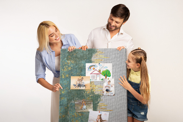 Kurken prikbord met abstract landschap in groentinten