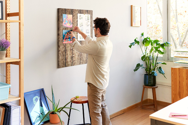 Memobord van kurk met natuurlijke houtstructuur achtergrond