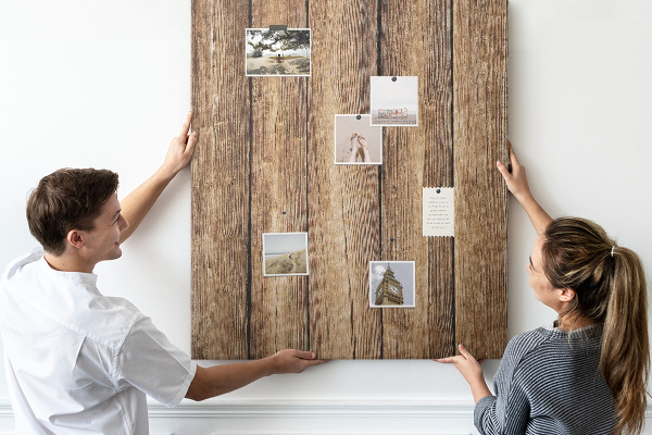 Memobord van kurk met natuurlijke houtstructuur achtergrond