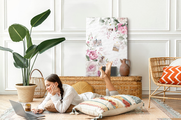 Kurken prikbord met bloemenpatroon in delicate roze tinten