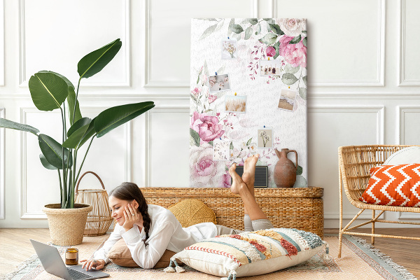 Kurken prikbord met bloemenpatroon in delicate roze tinten