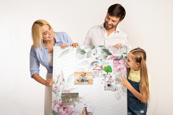 Kurken prikbord met bloemenpatroon in delicate roze tinten