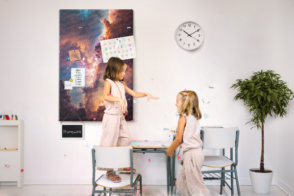 Memobord van kurk met motief van een kleurrijk sterrenstelsel