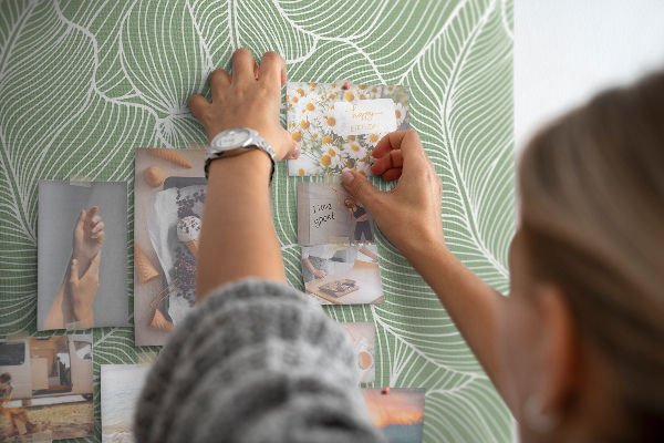 Memobord van kurk met fijne blaadjes op een groene achtergrond