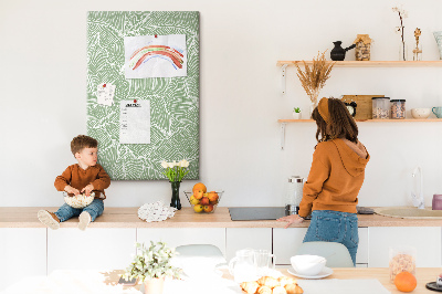 Memobord van kurk met fijne blaadjes op een groene achtergrond
