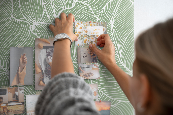 Memobord van kurk met fijne blaadjes op een groene achtergrond