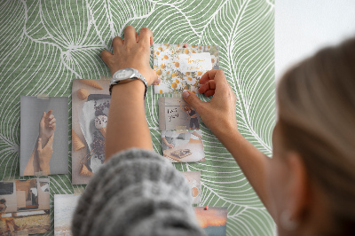 Memobord van kurk met fijne blaadjes op een groene achtergrond