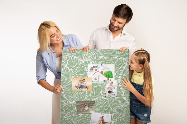 Memobord van kurk met fijne blaadjes op een groene achtergrond