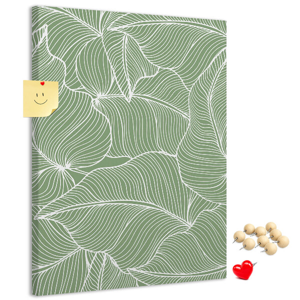 Memobord van kurk met fijne blaadjes op een groene achtergrond