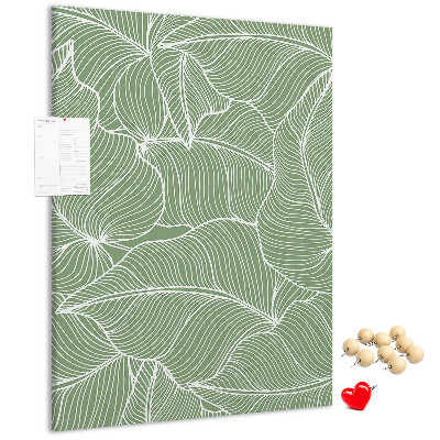 Memobord van kurk met fijne blaadjes op een groene achtergrond