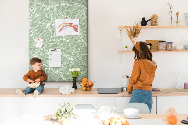 Memobord van kurk met fijne blaadjes op een groene achtergrond