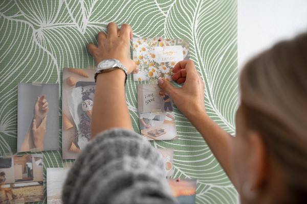 Memobord van kurk met fijne blaadjes op een groene achtergrond