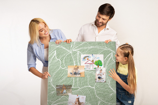 Memobord van kurk met fijne blaadjes op een groene achtergrond
