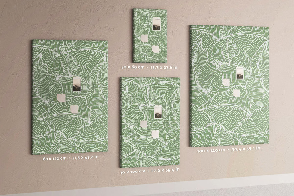 Memobord van kurk met fijne blaadjes op een groene achtergrond