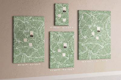Memobord van kurk met fijne blaadjes op een groene achtergrond