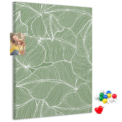 Memobord van kurk met fijne blaadjes op een groene achtergrond