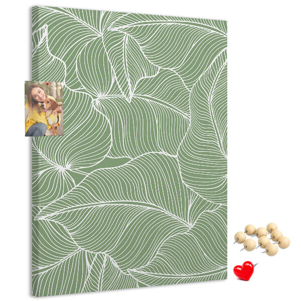 Memobord van kurk met fijne blaadjes op een groene achtergrond